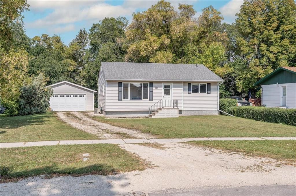 Open House. Open House on Saturday, September 16, 2023 12:00PM - 1:30PM
3 Bedroom + Den Bungalow ! Perfect starter home !
This 920 sq.ft  3 bedroom, 1 bathroom bungalow sits on a treed lot walking distance to all schools. Open concept Living/Dining, Fully
